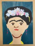 Portrait de Frida Kahlo réalisé en cours de dessin enfant, ancadré par Coraline Van Butsele aux ateliers créatifs de villers-cotterêts